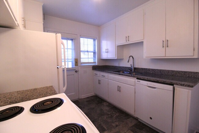 Foto del edificio - February FREE On This 2 Bedroom 2 Bath Duplex In The Waldo Area