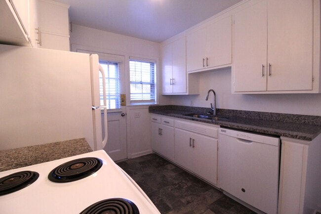 Building Photo - January FREE On This 2 Bedroom 2 Bath Duplex In The Waldo Area