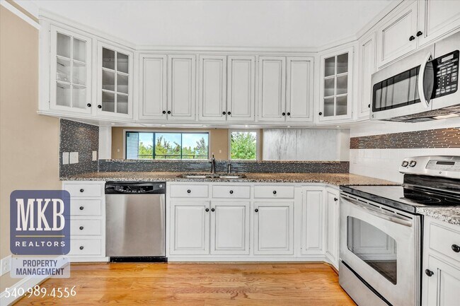 Building Photo - Beautiful 3 Bedroom Townhome in Hunting Hills