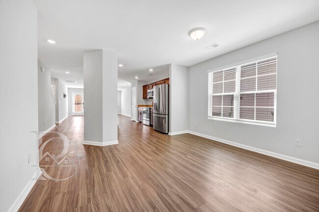 Building Photo - PRIMARY SUITE ON MAIN LEVEL