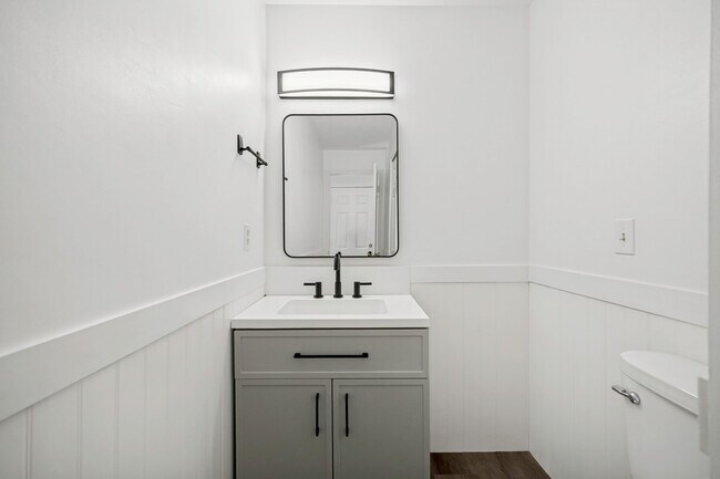 Building Photo - 8736 Oak Park Cir