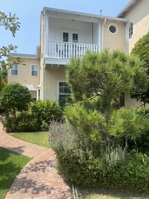 Foto principal - 205 S Doheny Dr