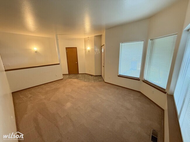 Foto del edificio - 601-603 Jade Pl