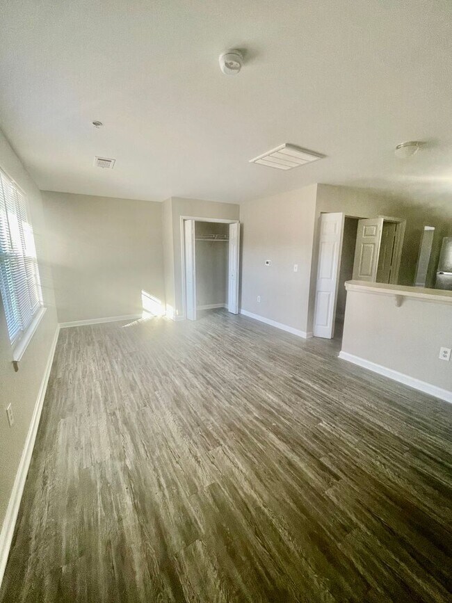 Foto del edificio - 2204 Catherine Simmons Ave