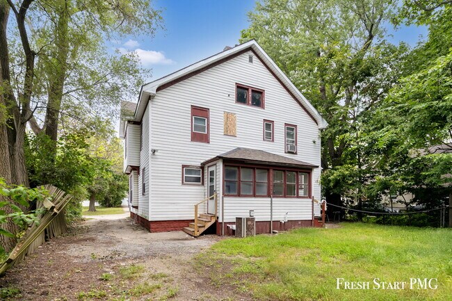 Foto del edificio - Charming 3-Bedroom Home with Spacious Livi...