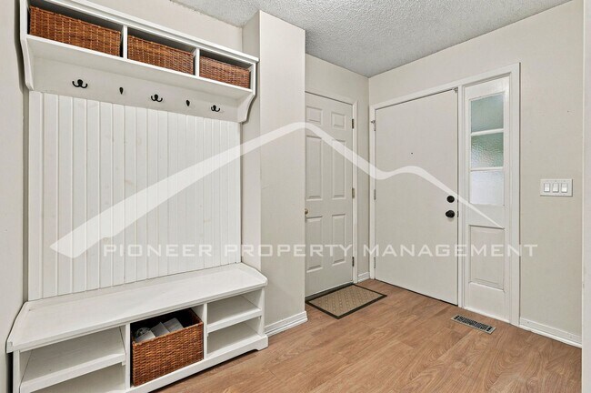 Foto del edificio - Stunning Townhouse with Washer/Dryer and Central AC
