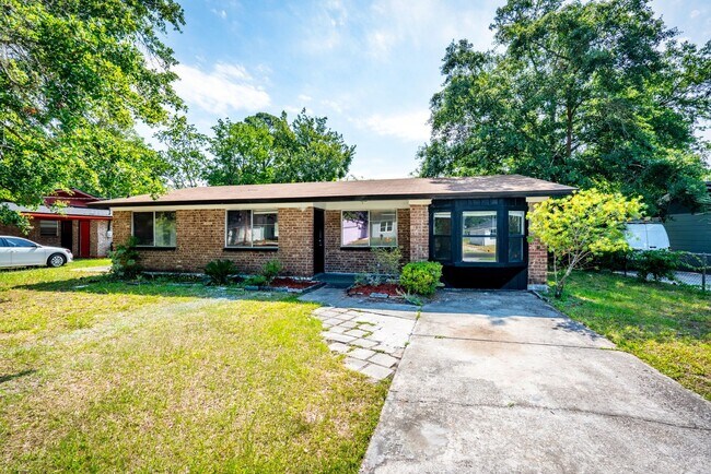 Foto del edificio - Timuquana 3BR/2BA Solid Brick Home w/ Flex Space & Private Yard