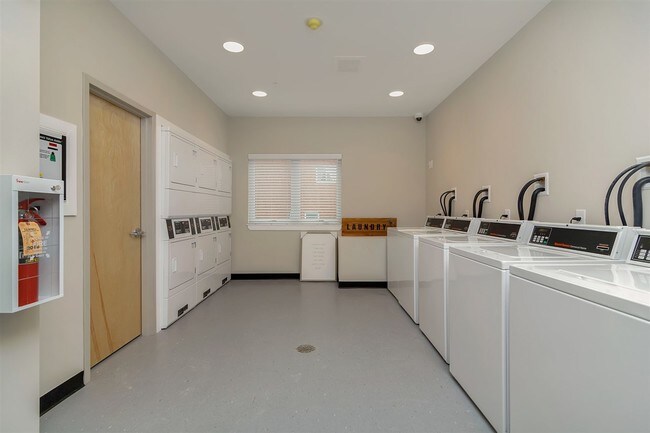 Foto del edificio - 235-241 Ridge Rd