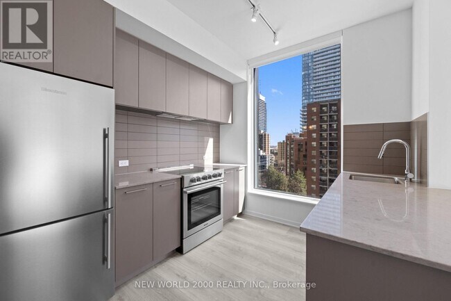 Building Photo - 101-101 Roehampton Ave