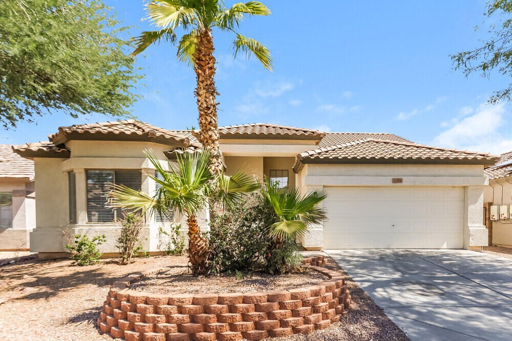 Foto principal - 12906 W Valentine Ave