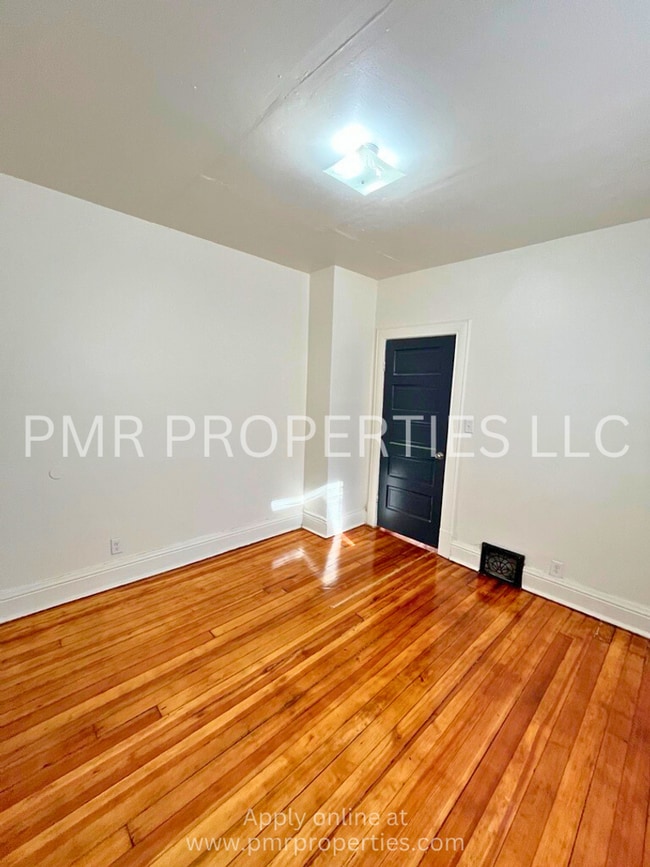 Building Photo - 2 Bedrooms / 1 Bathroom House