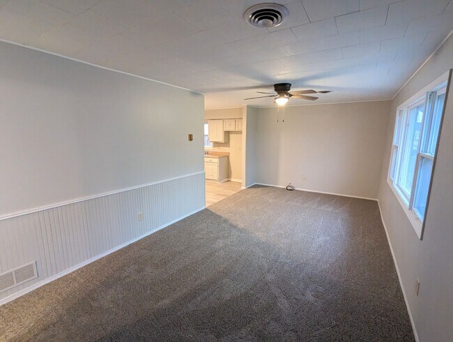 Foto del edificio - Charming 4-Bedroom Ranch with Modern Updat...