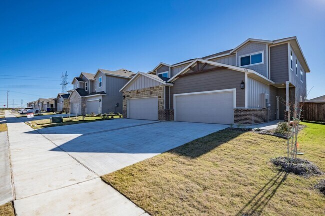 Foto del edificio - AVAILABLE NOW! GORGEOUS 4 BEDROOM DUPLEX L...