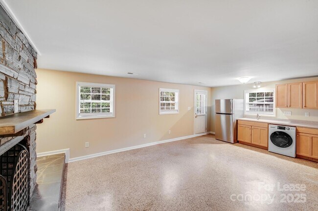 Building Photo - 2417 Laburnum Ave