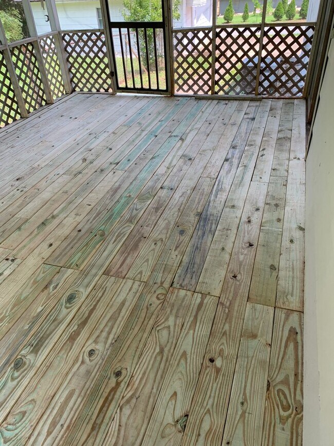 Building Photo - Tons of space and room to entertain!! Open...