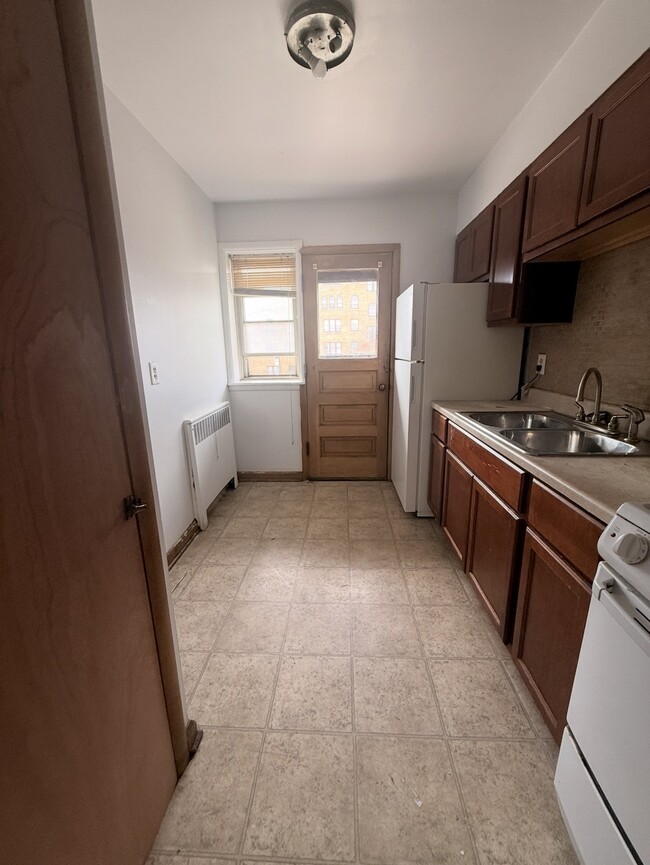 Building Photo - 4002 N Farwell Ave