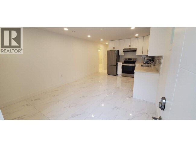 Photo du bâtiment - 1XX W 43rd Ave