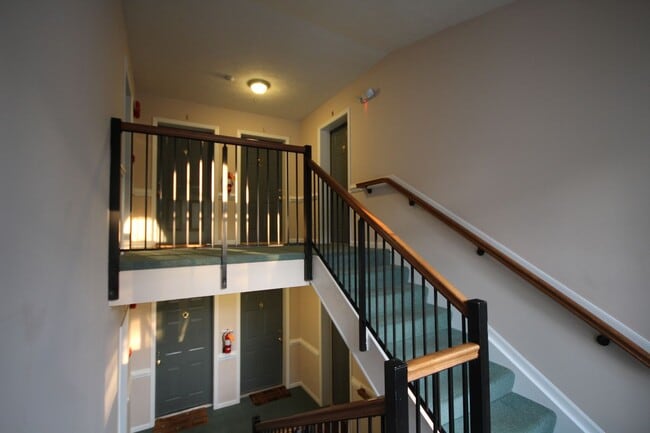 Building Photo - Lovely top floor condo with great features in Bel Air!