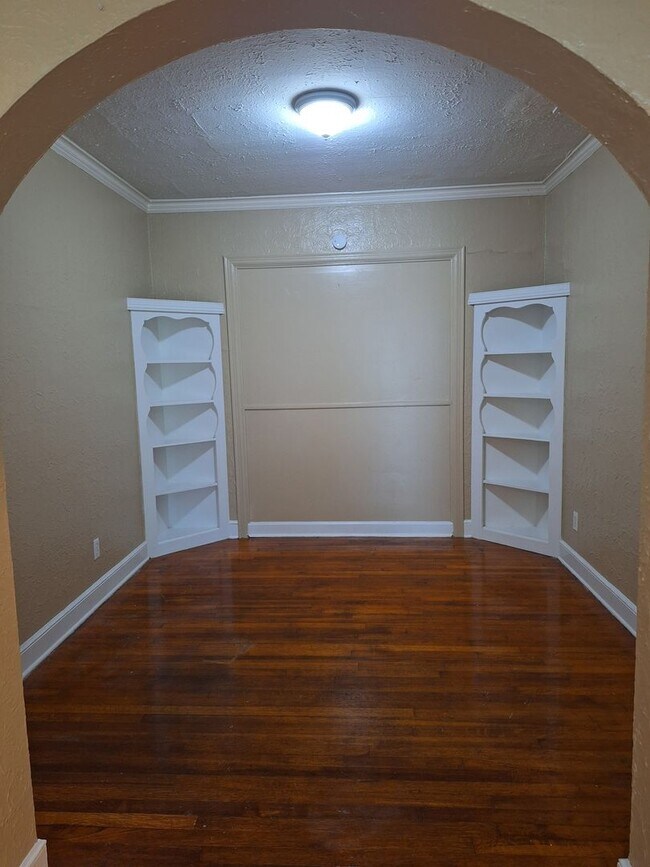 Building Photo - Very Cute Home in Berclair