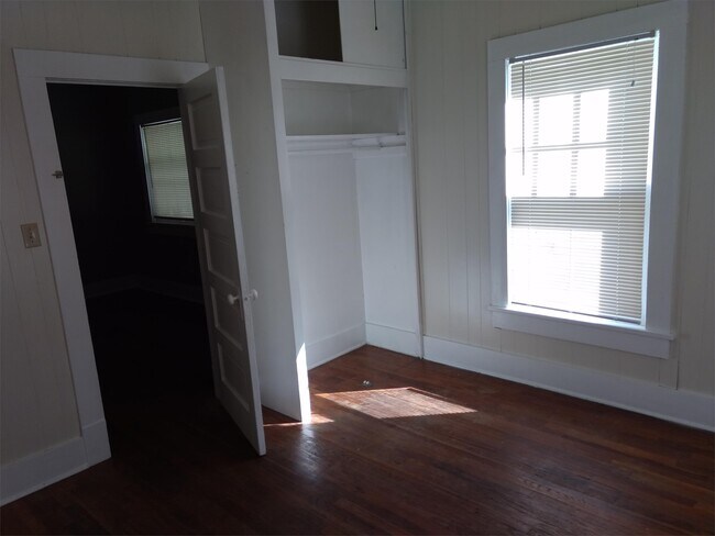 Building Photo - 622 W Kansas St