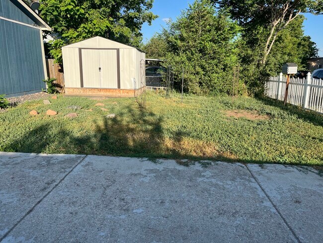 Building Photo - 1510 W Maple Ave