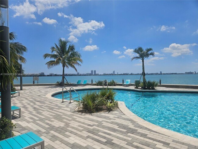 Foto del edificio - 7501 E Treasure Dr