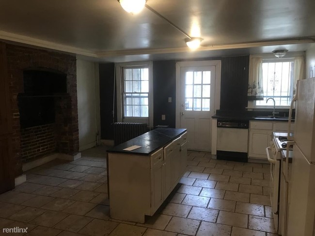 Building Photo - 2 br, 2 bath Apartment - 1325 W Fayette St