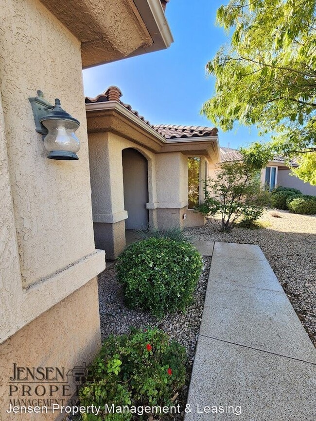 Building Photo - 3 br, 3 bath House - 4353 South Victoria Ln