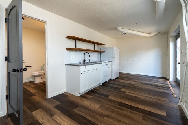 Building Photo - 421 N Emporia Ave