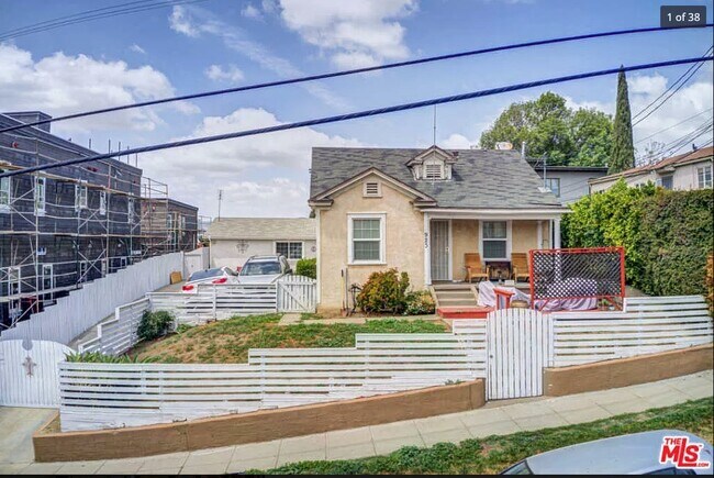 Duplex in the back - 921 Manzanita St