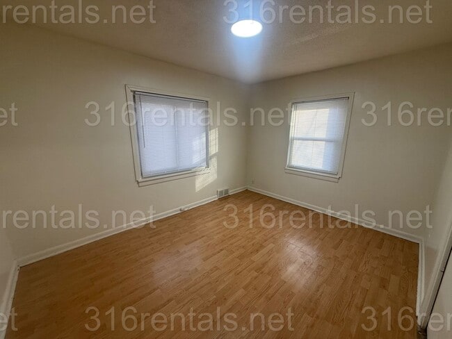 Building Photo - $1400 - 4 bedroom / 1 bathroom - Single Family Home