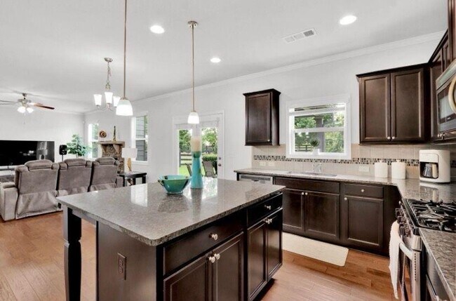 Building Photo - 6651 Rivergreen Rd