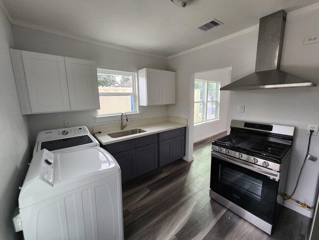 Kitchen - 3903 Broyles St