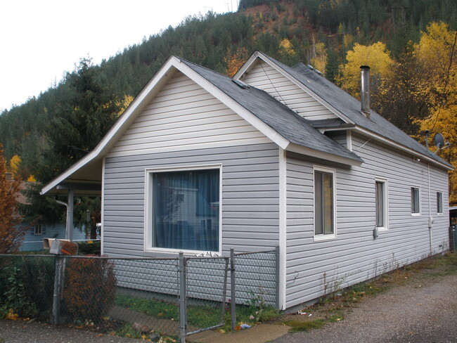 Foto del edificio - Beautiful house with large yard!