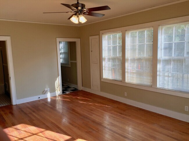 Building Photo - 607 E 6th St