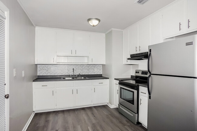 Building Photo - 3350 Fashion Dr