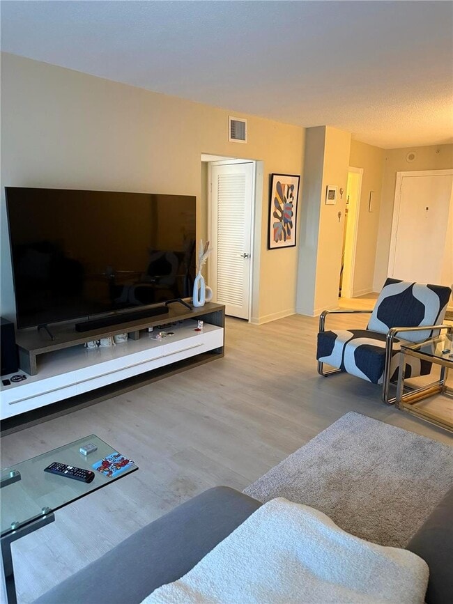 Foto del edificio - 400 Kings Point Dr