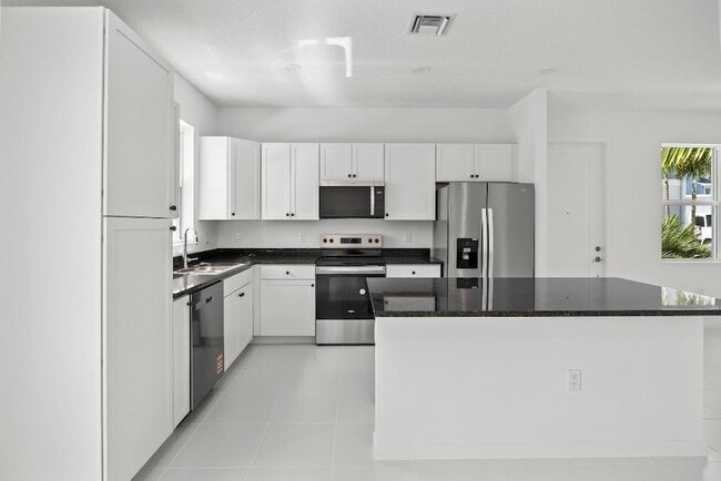 Building Photo - 4520 Longwood Lk Sq