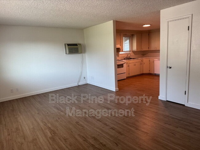 Building Photo - 137 Davis Ave