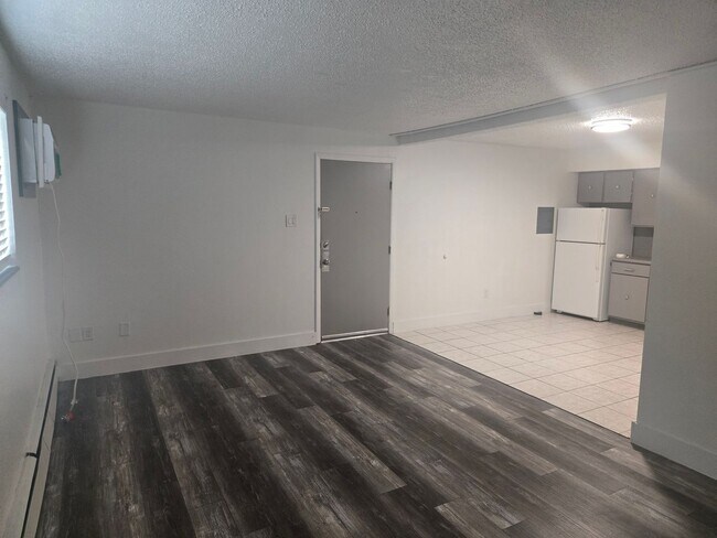 Building Photo - 2018 Vinewood Ln