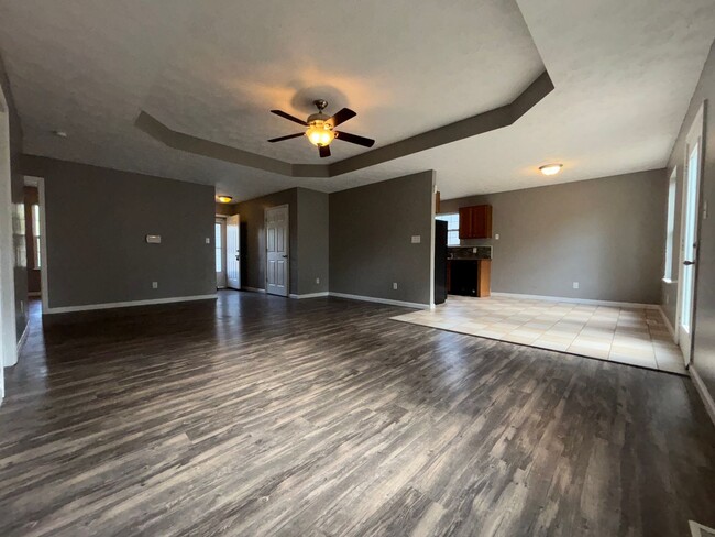 Building Photo - Beautiful 3 bedroom 2 full bath 1 car garage