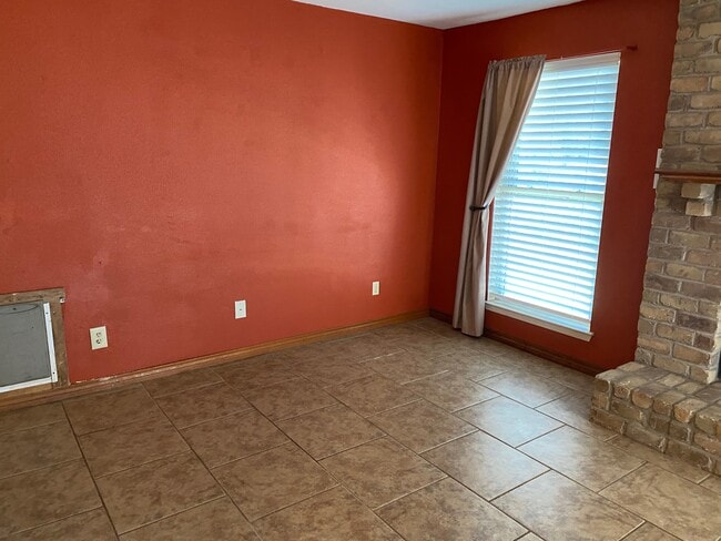 Building Photo - 2914 Hemlock Dr