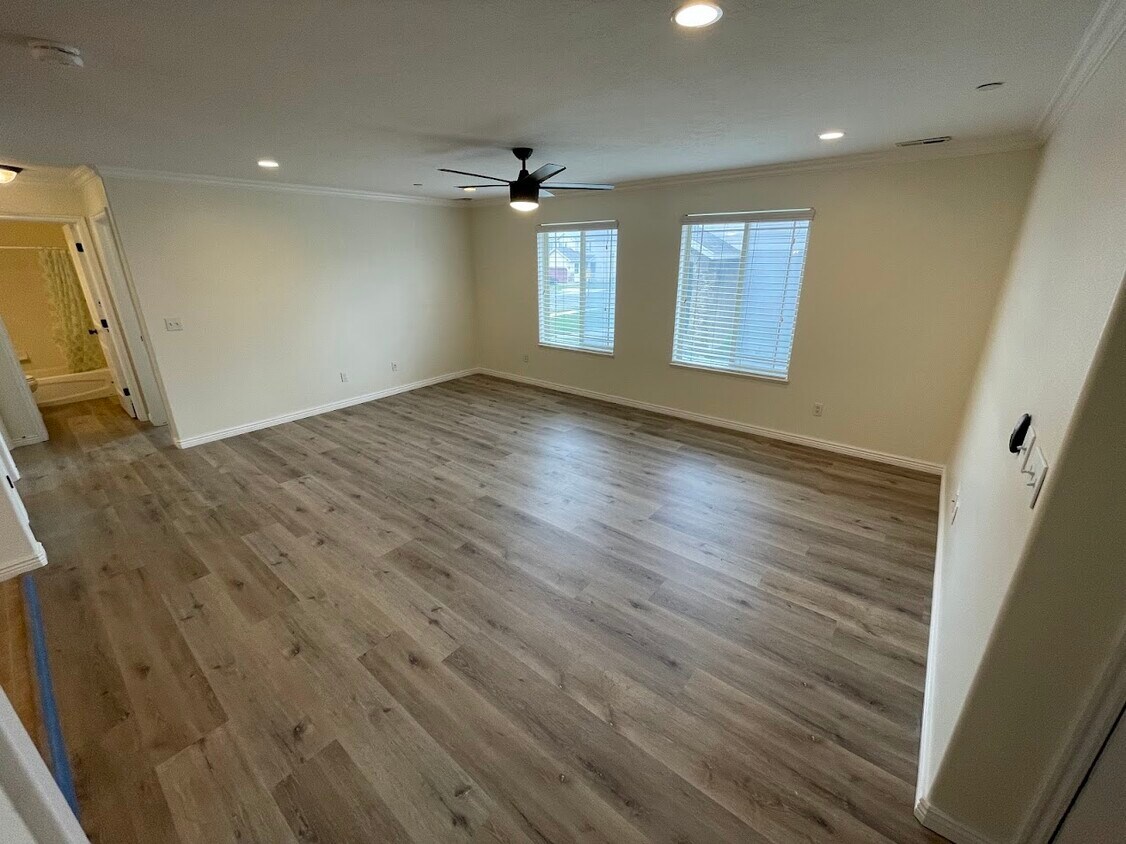Living Room View 1 - 3812 E Rock Creek Rd