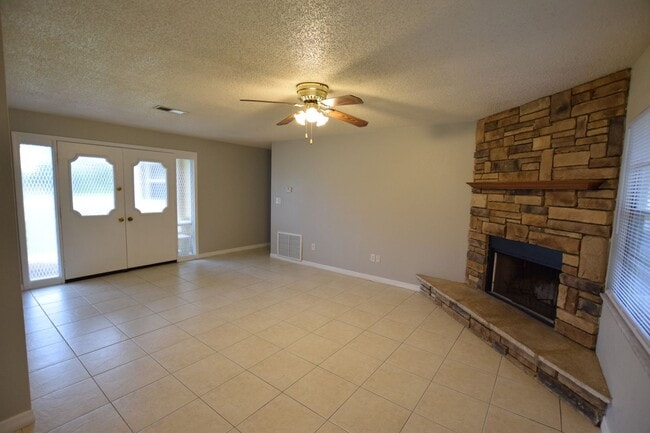 Building Photo - 4 Bedroom 2 bath with Fireplace on a corne...