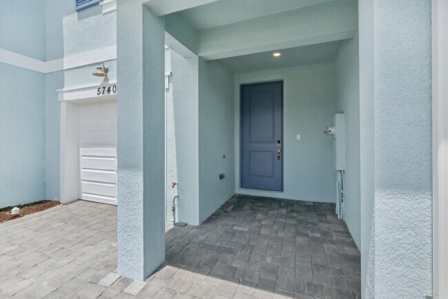 Building Photo - 5740 SE Edgewater Cir