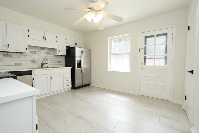 Building Photo - 8807 Hunter Ridge Dr