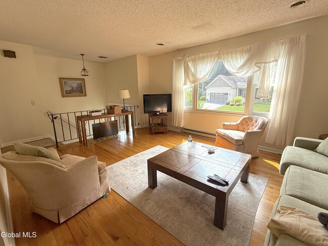 Foto del edificio - 12 Lakewood Dr