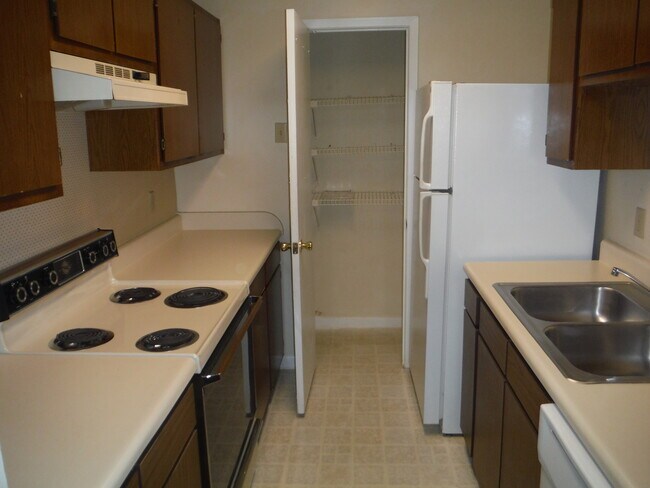 Foto del edificio - Nice 2nd FL Condo with Screened Balcony