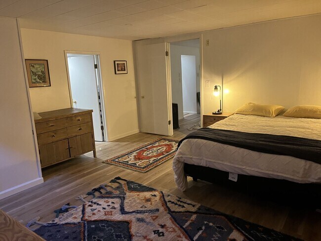 Foto del edificio - Updated Basement Unit Furnished or Unfurnished