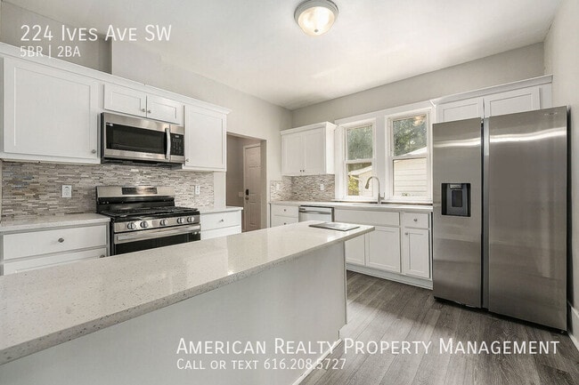 Building Photo - 224 Ives Ave SW